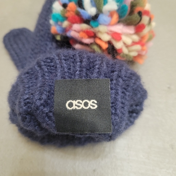 😊asos🧤🌈 Oversized Rainbow Pom Pom Mitten [BNIB]🧤❤️ - Picture 6 of 8